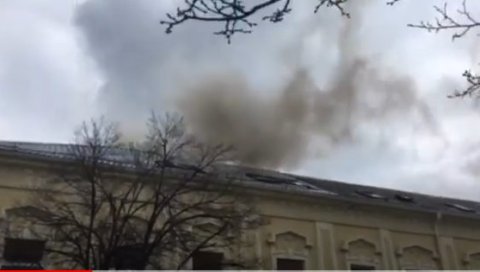 СНИМАК ПОЖАРА У ЗЕМУНУ: Гори стамбени простор изнад познатог ресторана (ВИДЕО) СНИМАК ПОЖАРА У ЗЕМУНУ: Гори стамбени простор изнад познатог ресторана (ВИДЕО)