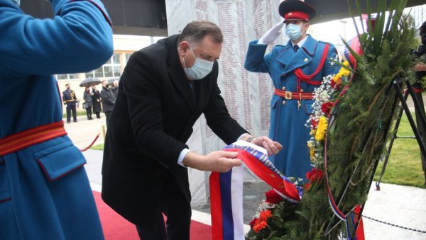 ОБЕЛЕЖАВАЊЕ ДАНА ПОЛИЦИЈЕ РЕПУБЛИКЕ СРПСКЕ: Венце положили Додик, Цвијановићева, Лукач и Кострешевић (ФОТО) ОБЕЛЕЖАВАЊЕ ДАНА ПОЛИЦИЈЕ РЕПУБЛИКЕ СРПСКЕ: Венце положили Додик, Цвијановићева, Лукач и Кострешевић (ФОТО)