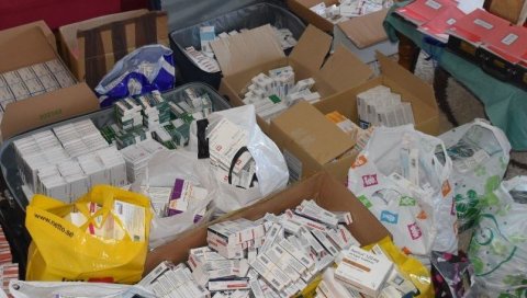 УХАПШЕН ВЕТЕРИНАР КОЈИ ЈЕ КРИЈУМЧАРИО ЛЕКОВЕ: Полиција му пронашла 7.800 кутија разних фармацеутских производа у вредности од 70.000 евра УХАПШЕН ВЕТЕРИНАР КОЈИ ЈЕ КРИЈУМЧАРИО ЛЕКОВЕ: Полиција му пронашла 7.800 кутија разних фармацеутских производа у вредности од 70.000 евра