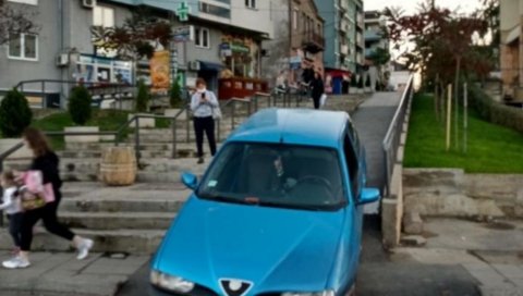 ПИЈАН ВОЗИО У ПЕШАЧКОЈ ЗОНИ: Полиција привела мушкарца у Крушевцу (ФОТО) ПИЈАН ВОЗИО У ПЕШАЧКОЈ ЗОНИ: Полиција привела мушкарца у Крушевцу (ФОТО)