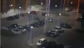 БАХАТА ВОЖЊА НА ПАРКИНГУ У НОВОМ САДУ: Залећу се колима, улећу у кривине (ВИДЕО) БАХАТА ВОЖЊА НА ПАРКИНГУ У НОВОМ САДУ: Залећу се колима, улећу у кривине (ВИДЕО)