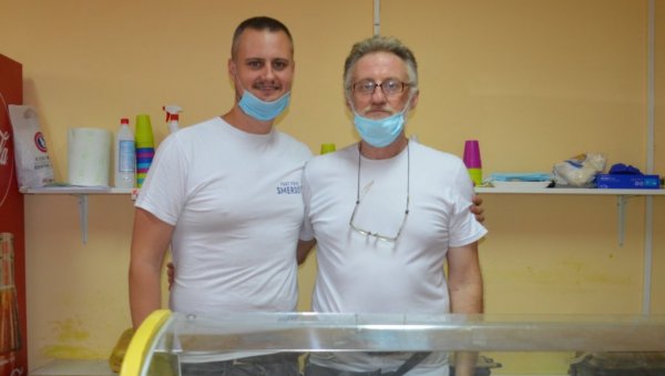 ДАРУЈУ 1,5 ТОНА ХРАНЕ: Смердови из Вршца проширили спектар хуманитарног деловања ДАРУЈУ 1,5 ТОНА ХРАНЕ: Смердови из Вршца проширили спектар хуманитарног деловања