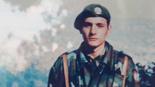 У СЛАВУ НЕСТАЛОГ ЈУНАКА СА КОШАРА: Херојство младог војника из Вреоца осликано на муралу у центру Лазаревца У СЛАВУ НЕСТАЛОГ ЈУНАКА СА КОШАРА: Херојство младог војника из Вреоца осликано на муралу у центру Лазаревца