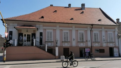 IŠLI PO LEKOVE KOD SPASITELJA: U zgradi prve apoteke u Vršcu otvorena postavka posvećena farmaciji IŠLI PO LEKOVE KOD SPASITELJA: U zgradi prve apoteke u Vršcu otvorena postavka posvećena farmaciji