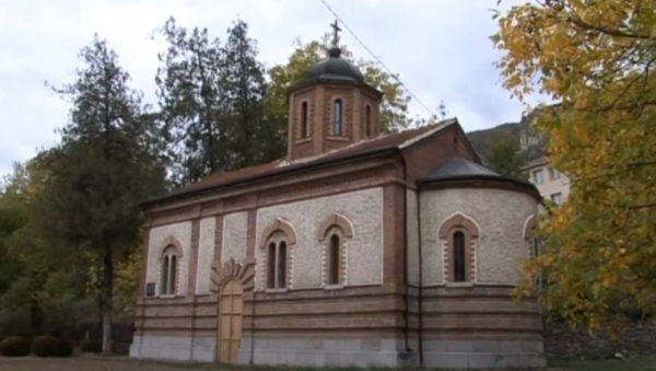 УЖАСНА ЛЕГЕНДА СРПСКОГ МАНАСТИРА: На овом месту почива 12 брутално убијених невести - сахранили их живе у венчаницама! (ФОТО) УЖАСНА ЛЕГЕНДА СРПСКОГ МАНАСТИРА: На овом месту почива 12 брутално убијених невести - сахранили их живе у венчаницама! (ФОТО)