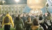 КО ИГРА КОЛО КОД СПОМЕНИКА СТЕФАНУ НЕМАЊИ? Призор који је изазвао горчину и бес КО ИГРА КОЛО КОД СПОМЕНИКА СТЕФАНУ НЕМАЊИ? Призор који је изазвао горчину и бес