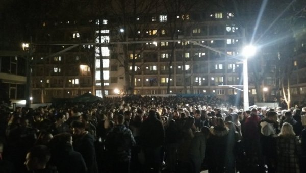 СТУДЕНТКИЊА СА КОРОНА ЖУРКЕ ЗАВРШИЛА НА ИСПИРАЊУ: Реаговала и Хитна помоћ (ВИДЕО) СТУДЕНТКИЊА СА КОРОНА ЖУРКЕ ЗАВРШИЛА НА ИСПИРАЊУ: Реаговала и Хитна помоћ (ВИДЕО)