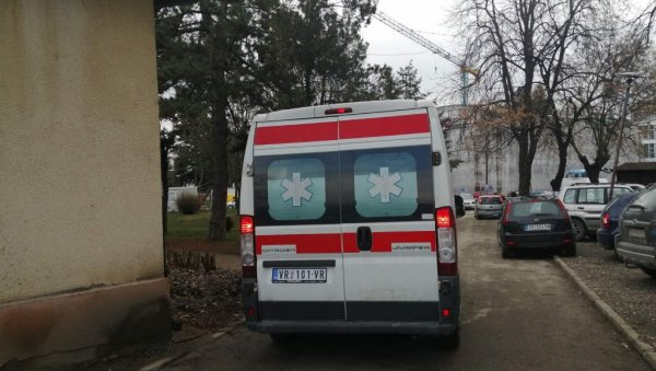 СЛЕТЕЛА СА ПУТА И УДАРИЛА У КУЋУ: Повређена девојка, њен сапутник задобио тешке повреде СЛЕТЕЛА СА ПУТА И УДАРИЛА У КУЋУ: Повређена девојка, њен сапутник задобио тешке повреде