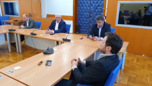 KRIVOKAPIĆ IZAZVAO POLITIČKU KRIZU: U toku sastanak lidera parlamentarne većine u Crnoj Gori KRIVOKAPIĆ IZAZVAO POLITIČKU KRIZU: U toku sastanak lidera parlamentarne većine u Crnoj Gori