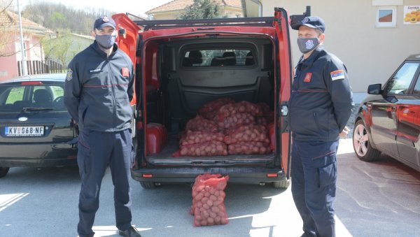ХУМАНИ ВАТРОГАСЦИ: Донација краљевачком СОС Дечјем селу (ФОТО) ХУМАНИ ВАТРОГАСЦИ: Донација краљевачком СОС Дечјем селу (ФОТО)