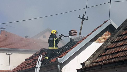 ВАТРОГАСАЦ ПОВРЕЂЕН У ИНЂИЈИ: После великог пожара, задобио опекотине по стомаку! ВАТРОГАСАЦ ПОВРЕЂЕН У ИНЂИЈИ: После великог пожара, задобио опекотине по стомаку!