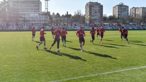 ПОСЕБНО ИЗНЕНАЂЕЊЕ ЗА ФУДБАЛЕРЕ ЗВЕЗДЕ: Навијачи поруком желе да мотивишу играче пред дерби ПОСЕБНО ИЗНЕНАЂЕЊЕ ЗА ФУДБАЛЕРЕ ЗВЕЗДЕ: Навијачи поруком желе да мотивишу играче пред дерби