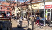 GRAĐANI JEDVA DOČEKALI POPUŠTANJE MERA: Pune bašte kafića u centru Požarevca GRAĐANI JEDVA DOČEKALI POPUŠTANJE MERA: Pune bašte kafića u centru Požarevca