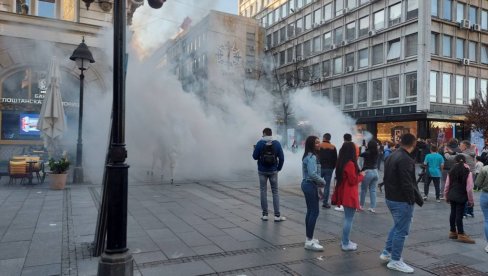 ПАНИКА У КНЕЗ МИХАИЛОВОЈ УЛИЦИ: Дим се шири центром Београда, људи бежали у продавнице, реаговала полиција (ВИДЕО) ПАНИКА У КНЕЗ МИХАИЛОВОЈ УЛИЦИ: Дим се шири центром Београда, људи бежали у продавнице, реаговала полиција (ВИДЕО)