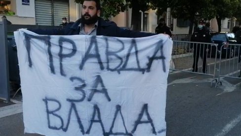 ОКУПЉА СЕ НАРОД ИСПРЕД ВЛАДЕ ЦРНЕ ГОРЕ: Протест у Подгорици због смене Лепосавића, људи захтевају правду! ОКУПЉА СЕ НАРОД ИСПРЕД ВЛАДЕ ЦРНЕ ГОРЕ: Протест у Подгорици због смене Лепосавића, људи захтевају правду!