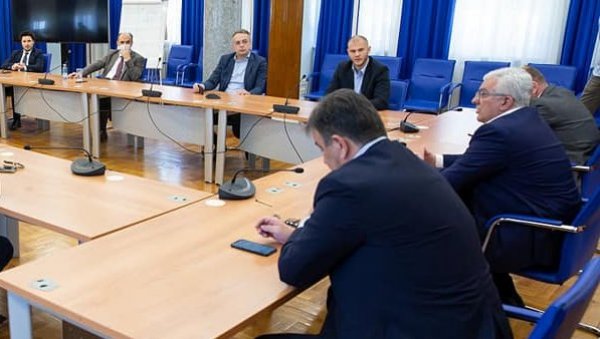 КРИВОКАПИЋ НИЈЕ ПОЗВАН: Најављен велики састанак парламентарне већине у Црној Гори КРИВОКАПИЋ НИЈЕ ПОЗВАН: Најављен велики састанак парламентарне већине у Црној Гори