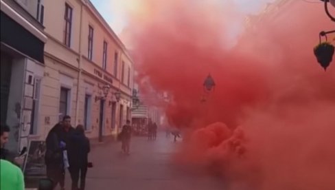 PROTEST I DIMNE BOMBE U CENTRU BEOGRADA: Građani ispred crnogorske ambasade nakon skandalozne odluke Krivokapića (VIDEO) PROTEST I DIMNE BOMBE U CENTRU BEOGRADA: Građani ispred crnogorske ambasade nakon skandalozne odluke Krivokapića (VIDEO)