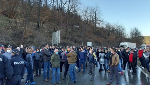 БЕРАНЦИ БРАНЕ ЛЕПОСАВИЋА: Ако падне министар, пада и Влада Црне Горе (ФОТО/ВИДЕО) БЕРАНЦИ БРАНЕ ЛЕПОСАВИЋА: Ако падне министар, пада и Влада Црне Горе (ФОТО/ВИДЕО)