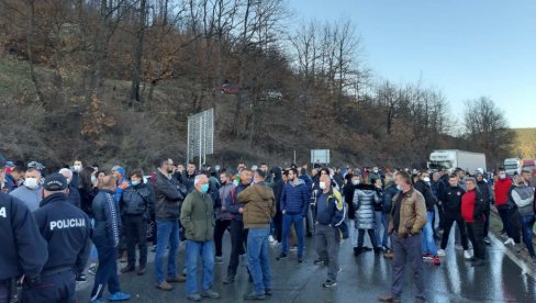 BERANCI BRANE LEPOSAVIĆA: Ako padne ministar, pada i Vlada Crne Gore (FOTO/VIDEO) BERANCI BRANE LEPOSAVIĆA: Ako padne ministar, pada i Vlada Crne Gore (FOTO/VIDEO)