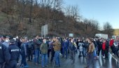 БЕРАНЦИ БРАНЕ ЛЕПОСАВИЋА: Ако падне министар, пада и Влада Црне Горе (ФОТО/ВИДЕО) БЕРАНЦИ БРАНЕ ЛЕПОСАВИЋА: Ако падне министар, пада и Влада Црне Горе (ФОТО/ВИДЕО)