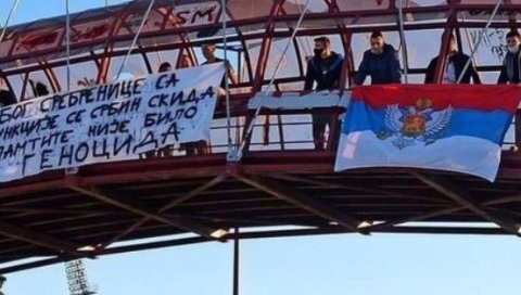 НАЈЈАЧА ПОРУКА КРИВОКАПИЋУ: Погледајте шта пише на транспаренту који је окачен у Подгорици (ФОТО) НАЈЈАЧА ПОРУКА КРИВОКАПИЋУ: Погледајте шта пише на транспаренту који је окачен у Подгорици (ФОТО)