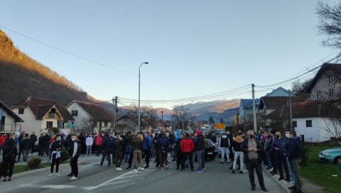 ЗА ПРАВДУ И У БИЈЕЛОМ ПОЉУ: Грађани на улици против одлуке Кривокапића (ФОТО) ЗА ПРАВДУ И У БИЈЕЛОМ ПОЉУ: Грађани на улици против одлуке Кривокапића (ФОТО)