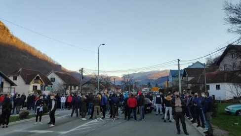 ZA PRAVDU I U BIJELOM POLJU: Građani na ulici protiv odluke Krivokapića (FOTO) ZA PRAVDU I U BIJELOM POLJU: Građani na ulici protiv odluke Krivokapića (FOTO)