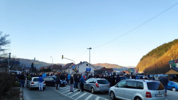 ДО ПРАВДЕ БЛОКАДОМ МАГИСТРАЛЕ: Све чешћи протести у околини Бијелог Поља ДО ПРАВДЕ БЛОКАДОМ МАГИСТРАЛЕ: Све чешћи протести у околини Бијелог Поља