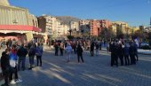 НЕ ДАМО ВЛАДА! Подршка Лепосавићу у родном граду, Барани изашли на улице НЕ ДАМО ВЛАДА! Подршка Лепосавићу у родном граду, Барани изашли на улице