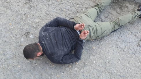 ФОТОГРАФИЈЕ ХАПШЕЊА У НОВОМ САДУ: Овако је пао мушкарац у улици Илије Бирчанина, полицајци пронашли око килограм експлозива са детонатором ФОТОГРАФИЈЕ ХАПШЕЊА У НОВОМ САДУ: Овако је пао мушкарац у улици Илије Бирчанина, полицајци пронашли око килограм експлозива са детонатором