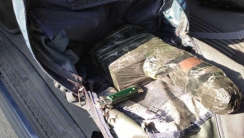 НОВИ ДЕТАЉИ ХАПШЕЊА У НОВОМ САДУ: Земунац носи килограм експлозива и детонатор, бомба за пензионисаног полицајца? (ФОТО) НОВИ ДЕТАЉИ ХАПШЕЊА У НОВОМ САДУ: Земунац носи килограм експлозива и детонатор, бомба за пензионисаног полицајца? (ФОТО)