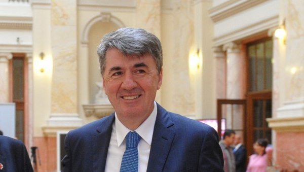 УПОРАН ГОСТ: Упркос кваровима на авиону, јерменски амбасадор стигао у Београд да се сретне са Обрадовићем и Чотрићем УПОРАН ГОСТ: Упркос кваровима на авиону, јерменски амбасадор стигао у Београд да се сретне са Обрадовићем и Чотрићем
