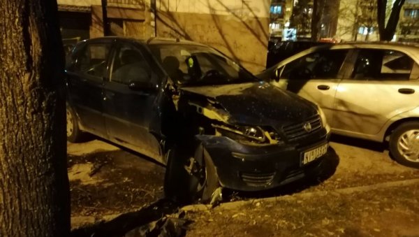 ХАОС У НИШУ: Возилом оборио дрво, оштетио четири аутомобила - једна особа повређена (ФОТО) ХАОС У НИШУ: Возилом оборио дрво, оштетио четири аутомобила - једна особа повређена (ФОТО)