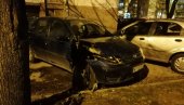 ХАОС У НИШУ: Возилом оборио дрво, оштетио четири аутомобила - једна особа повређена (ФОТО) ХАОС У НИШУ: Возилом оборио дрво, оштетио четири аутомобила - једна особа повређена (ФОТО)