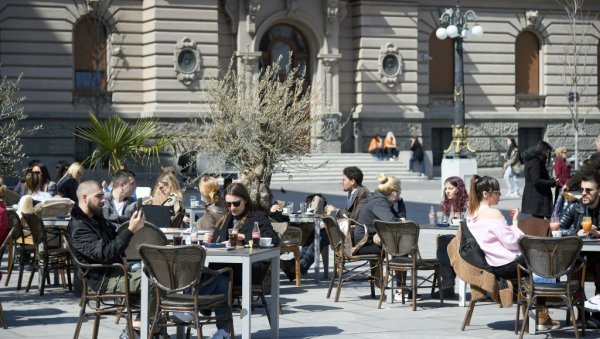 ЉУДИ ЈЕДВА ДОЧЕКАЛИ, БАШТЕ КАФИЋА КРЦАТЕ: Погледајте како је изгледао дан под новим мерама у Србији (ФОТО) ЉУДИ ЈЕДВА ДОЧЕКАЛИ, БАШТЕ КАФИЋА КРЦАТЕ: Погледајте како је изгледао дан под новим мерама у Србији (ФОТО)