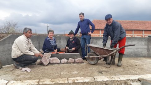 У ЧАСТ ЈУНАКА АПРИЛСКОГ РАТА: У Лапову ниче споменик борцима војске Краљевине Југославије који су се супротставили Немцима У ЧАСТ ЈУНАКА АПРИЛСКОГ РАТА: У Лапову ниче споменик борцима војске Краљевине Југославије који су се супротставили Немцима
