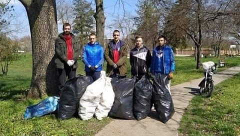 МЛАДИ УРЕДИЛИ ПАРК У ЦЕНТРУ СЕЛА: Искористили леп дан да улепшају свој Банатски Двор (ФОТО) МЛАДИ УРЕДИЛИ ПАРК У ЦЕНТРУ СЕЛА: Искористили леп дан да улепшају свој Банатски Двор (ФОТО)