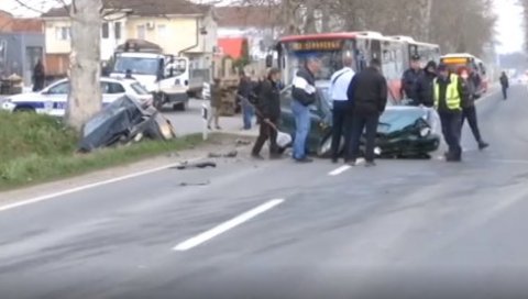 ТЕЖАК УДЕС НА БАТАЈНИЧКОМ ДРУМУ: 3 повређена, саобраћај отежан (ФОТО) ТЕЖАК УДЕС НА БАТАЈНИЧКОМ ДРУМУ: 3 повређена, саобраћај отежан (ФОТО)