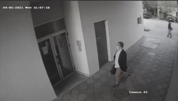 ПОЛИЦИЈА ТРАГА ЗА МУШКАРЦЕМ СА СНИМКА: Сумња се да је поставио експлозив у стамбену зграду бившег полицајца (ВИДЕО) ПОЛИЦИЈА ТРАГА ЗА МУШКАРЦЕМ СА СНИМКА: Сумња се да је поставио експлозив у стамбену зграду бившег полицајца (ВИДЕО)