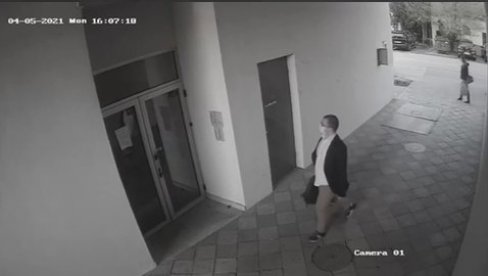 ПОЛИЦИЈА ТРАГА ЗА МУШКАРЦЕМ СА СНИМКА: Сумња се да је поставио експлозив у стамбену зграду бившег полицајца (ВИДЕО) ПОЛИЦИЈА ТРАГА ЗА МУШКАРЦЕМ СА СНИМКА: Сумња се да је поставио експлозив у стамбену зграду бившег полицајца (ВИДЕО)