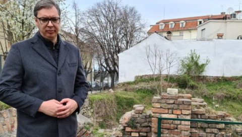 ВУЧИЋ ОСТАВИО ПОТРЕСНУ ПОРУКУ: И овог шестог априла крај кратера на Косанчићевом венцу, обраслог у коров и наш заборав... (ФОТО) ВУЧИЋ ОСТАВИО ПОТРЕСНУ ПОРУКУ: И овог шестог априла крај кратера на Косанчићевом венцу, обраслог у коров и наш заборав... (ФОТО)