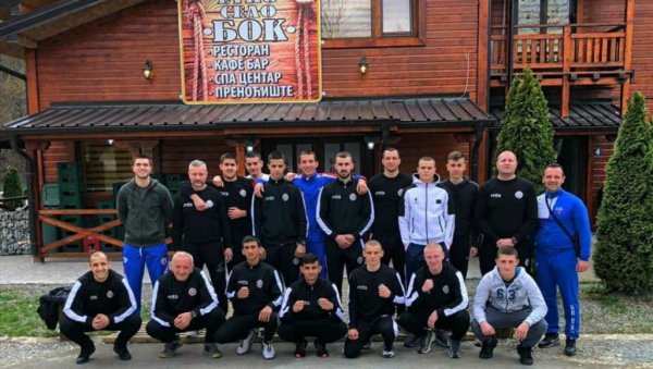 МАРЧЕТИ ПОМАЖЕ ГРАНАДЕ: Боксери Партизана на припремама крај Дрине у Љубовији МАРЧЕТИ ПОМАЖЕ ГРАНАДЕ: Боксери Партизана на припремама крај Дрине у Љубовији