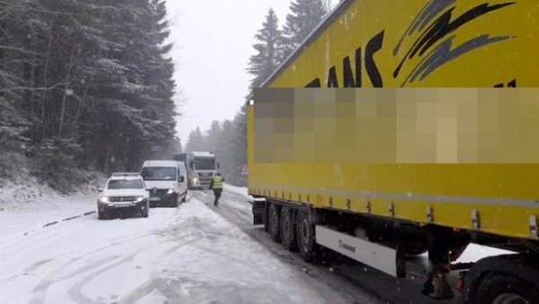 ЈАК СНЕГ ЗАУСТАВИО САОБРАЋАЈ: Промена времена и снажне падавине довеле до застоја на Оштрељу ЈАК СНЕГ ЗАУСТАВИО САОБРАЋАЈ: Промена времена и снажне падавине довеле до застоја на Оштрељу