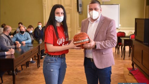 ХЕРОЈИ ЕВРОПСКОГ ГРАДА СПОРТА: Пријем за кошаркашице и ватерполисте Пролетера, који су обезбедили суперлигашки статус ХЕРОЈИ ЕВРОПСКОГ ГРАДА СПОРТА: Пријем за кошаркашице и ватерполисте Пролетера, који су обезбедили суперлигашки статус