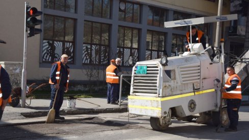 КРПЉЕЊЕ УДАРНИХ РУПА: Санирају трагове зиме на градским улицама КРПЉЕЊЕ УДАРНИХ РУПА: Санирају трагове зиме на градским улицама
