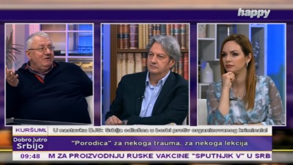 ЗИНИ ДА ТИ КАЖЕМ! Шешељу зазвонио телефон усред емисије, Марићу само делимично открио ко га зове (ВИДЕО) ЗИНИ ДА ТИ КАЖЕМ! Шешељу зазвонио телефон усред емисије, Марићу само делимично открио ко га зове (ВИДЕО)