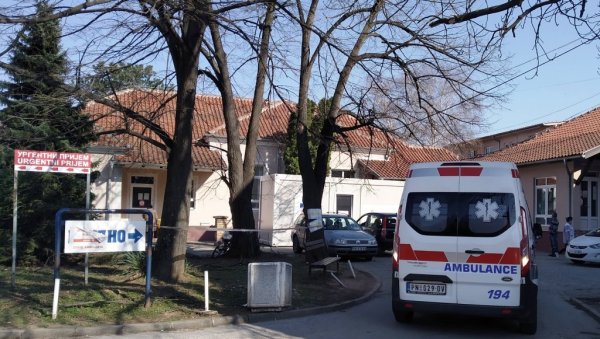 БОЛНИЦА И ДАЉЕ ПРЕПУНА КОВИД-БОЛЕСНИКА: Тренутно у Параћину 79 особа хоспитализовано, осморо на респиратору БОЛНИЦА И ДАЉЕ ПРЕПУНА КОВИД-БОЛЕСНИКА: Тренутно у Параћину 79 особа хоспитализовано, осморо на респиратору