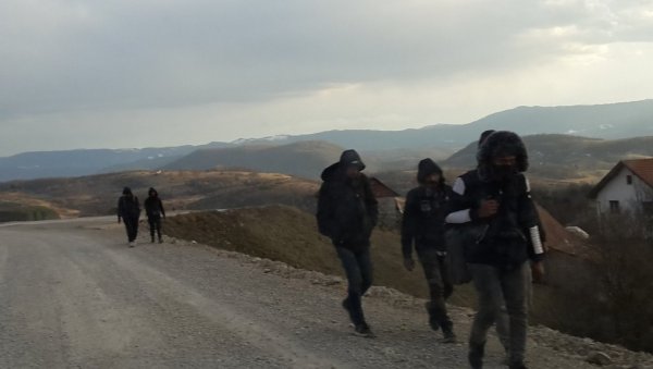 МИГРАНАТА КАО ПОЛА ПОДГОРИЦЕ: У Црној Гори има 80.000 страних држављана, а већини је потребна социјална помоћ МИГРАНАТА КАО ПОЛА ПОДГОРИЦЕ: У Црној Гори има 80.000 страних држављана, а већини је потребна социјална помоћ