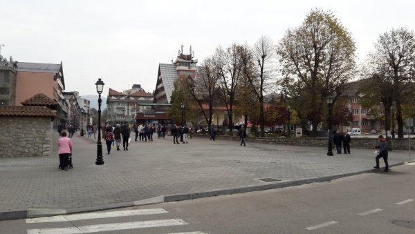 ПОД ГОЛУБИЊОМ СЕ ИСКРЦА 40 МИГРАНАТА ДНЕВНО: Ових дана из Подгорице према Пљевљима најбројнији путници са Блиског истока ПОД ГОЛУБИЊОМ СЕ ИСКРЦА 40 МИГРАНАТА ДНЕВНО: Ових дана из Подгорице према Пљевљима најбројнији путници са Блиског истока