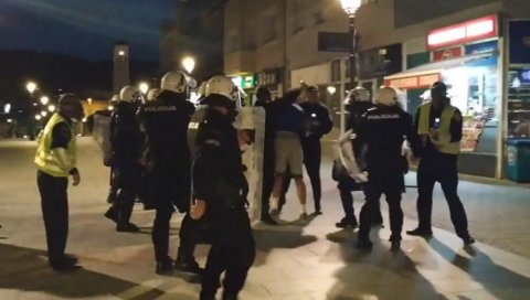 ПРЕТУКЛИ ПЉЕВЉАКА ДОК ЈЕ БРАНИО ЈОАНИКИЈА: Оптужни предлог против полицајаца због акта насиља над демонстрантом ПРЕТУКЛИ ПЉЕВЉАКА ДОК ЈЕ БРАНИО ЈОАНИКИЈА: Оптужни предлог против полицајаца због акта насиља над демонстрантом